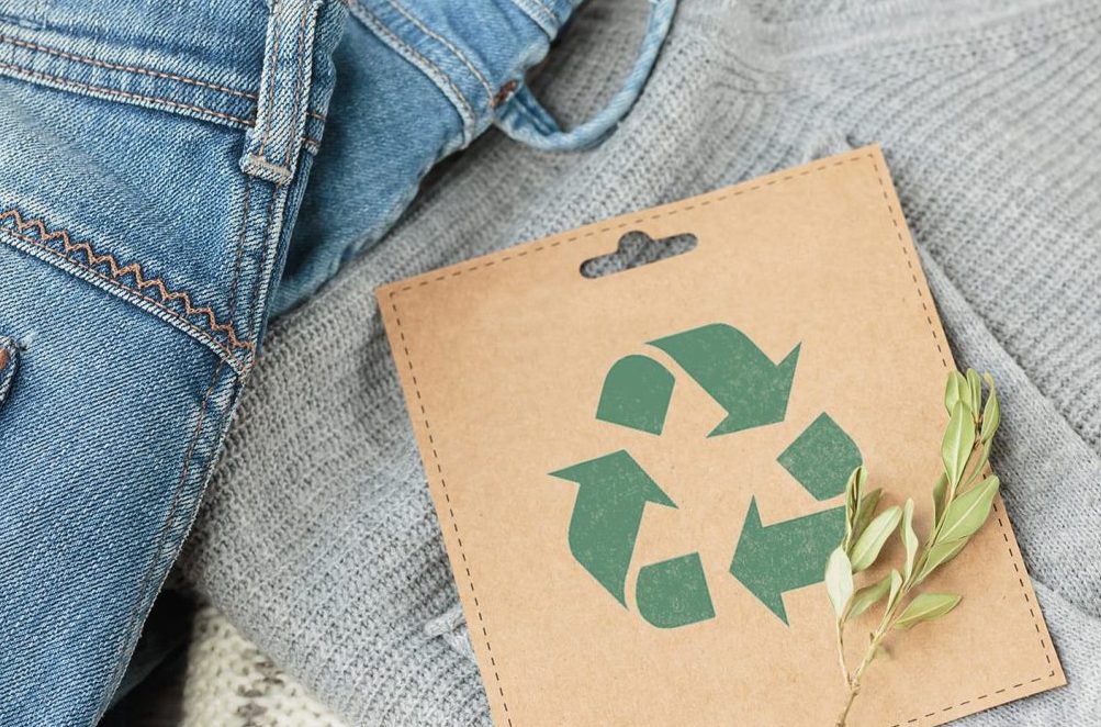 Un jean et un t-shirt fabriqués de façon durable et éco-responsable